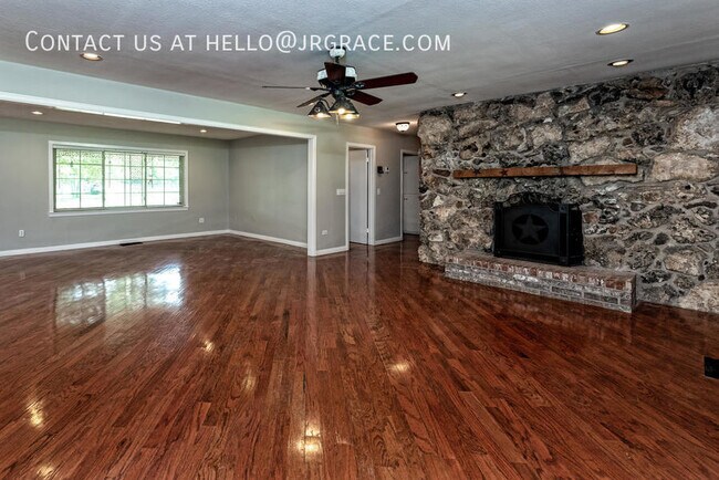 Building Photo - 525 W 4th St