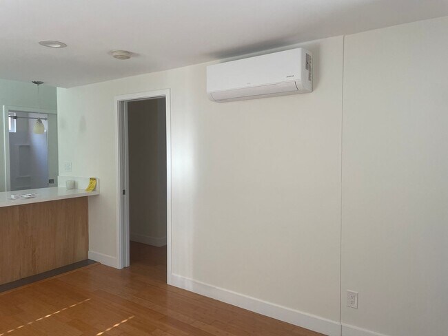 Building Photo - 1 Bed 1 Bath with In Unit Laundry and AC Available in PRIME Echo Park!