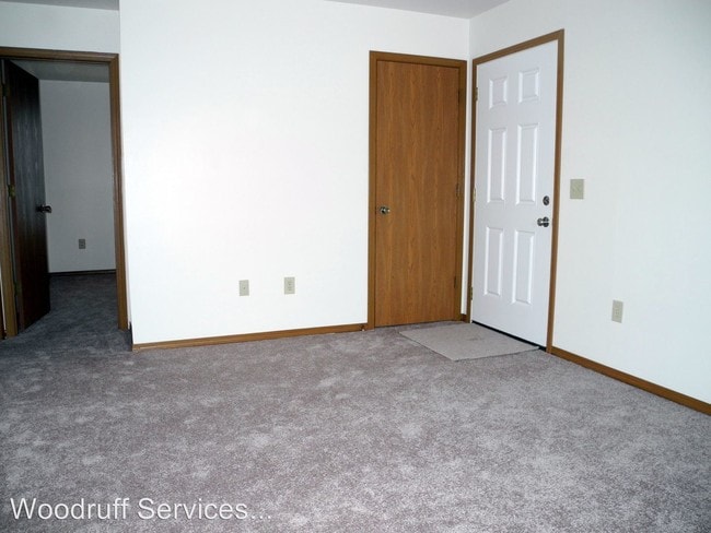 Building Photo - 609 E Campus Dr