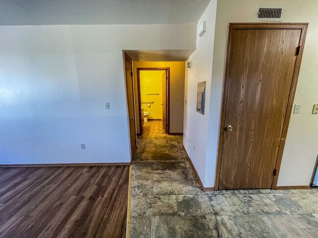 Building Photo - 2 Bed Apartment at the Driftless Apartment...