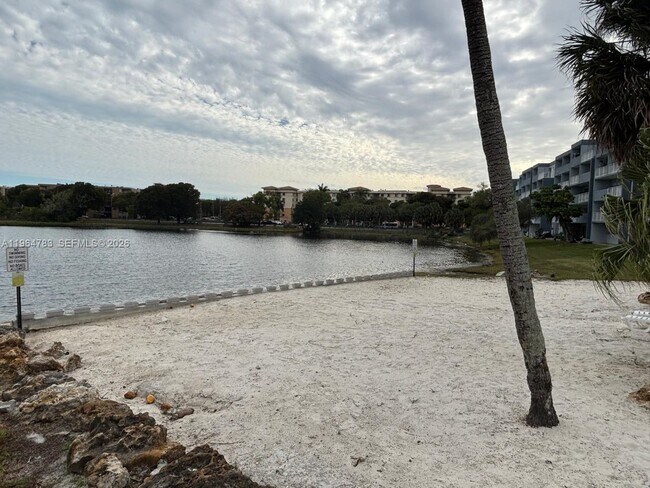 Building Photo - 9365 Fontainebleau Blvd