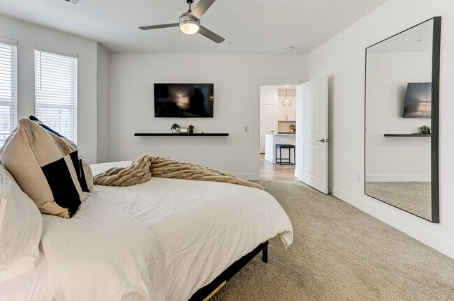 Building Photo - 975 Memorial Dr SE