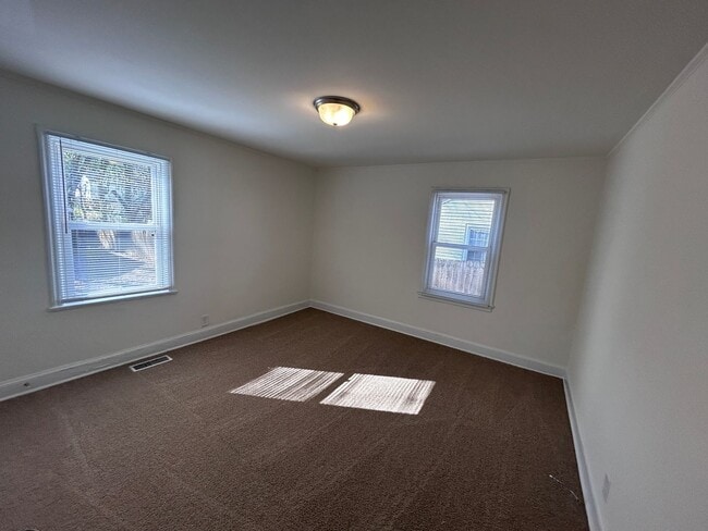 Building Photo - Great central Greensboro location with a detached 2 car garage space! Near UNCG