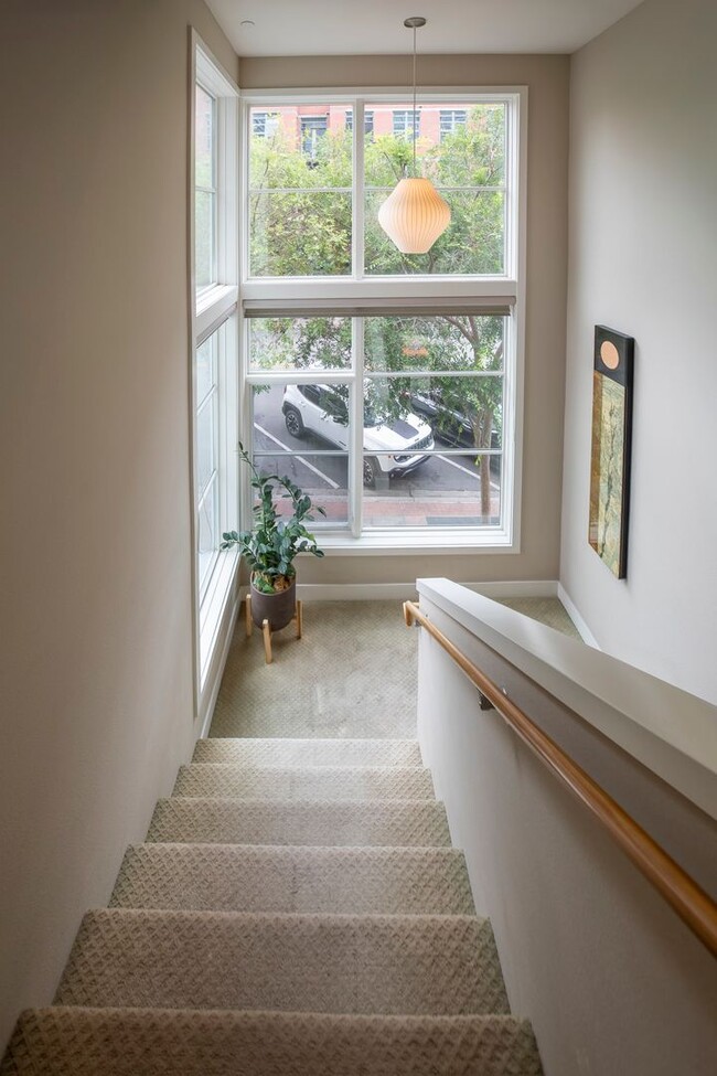 Building Photo - Modern Townhome Living in the Heart of Dow...