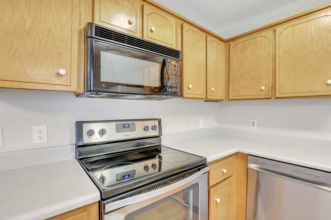 Building Photo - AVAILABLE EARLY OCTOBER [DOG FRIENDLY]