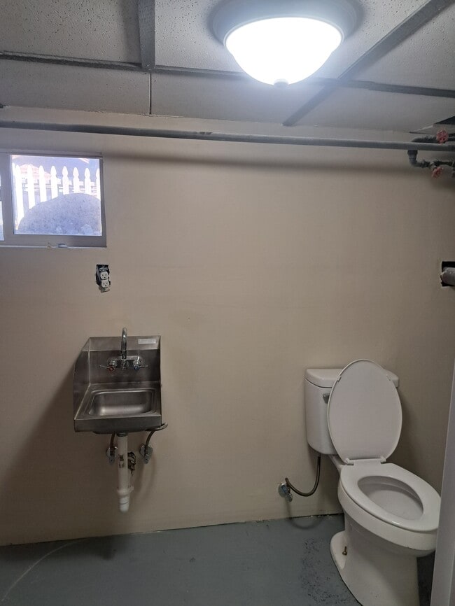 Building Photo - 104 N Farr Rd