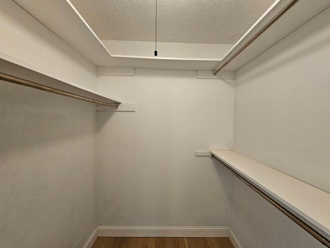 Building Photo - Ready for immediate move in!