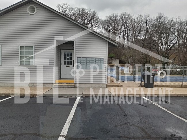 Building Photo - *MOVE IN SPECIAL* Beautiful 3 Bedroom Condo with a Lake View!