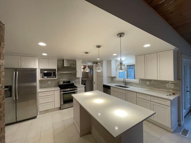 Building Photo - Spacious 4 Bed / 3 Bath Remodeled Rambler | Large Yard + Outbuildings + Minutes to Marina Desirab...