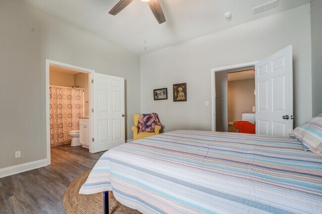 Building Photo - Spacious 3 Bedroom Home located in Histori...