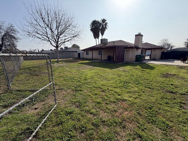 Building Photo - Spacious Single-Story Home with Large Yard & Classic Charm