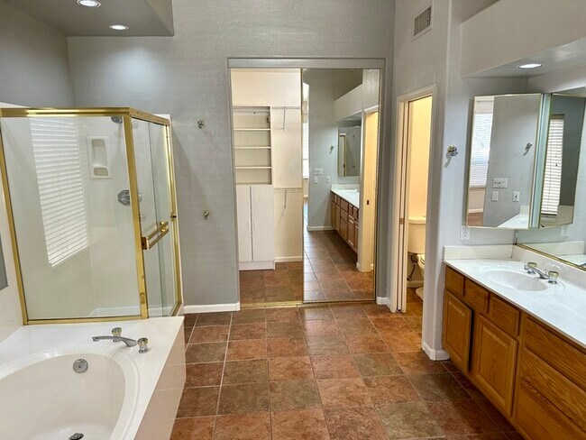 Building Photo - Spectacular Club West Executive home on co...