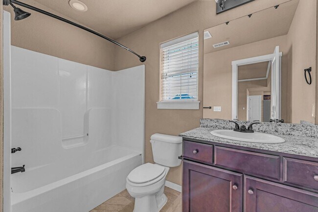 Building Photo - Beautiful 3-Bedroom Home with Open Layout & Fenced Backyard!