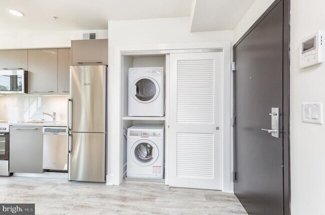 Building Photo - 816 Potomac Ave SE