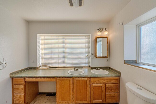 Building Photo - 609 Candelaria Rd NW