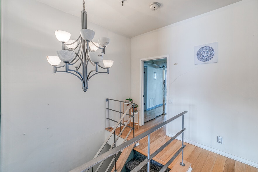 Building Photo - 3 N Christopher Columbus Blvd