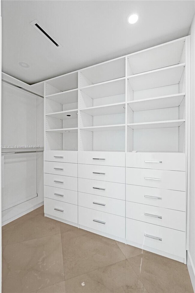 Building Photo - 101 S Fort Lauderdale Beach Blvd