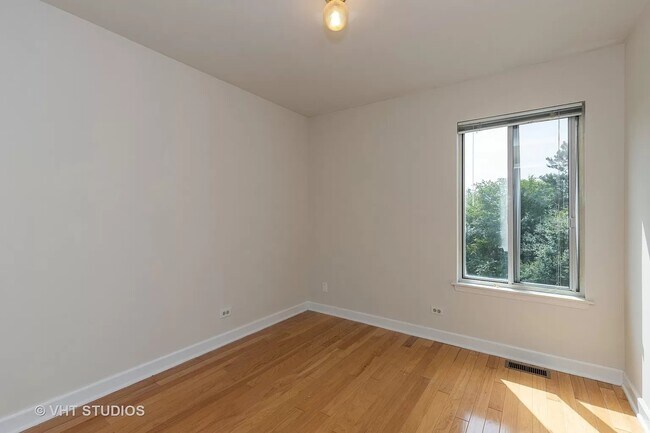 Building Photo - 106 Sandhurst Rd