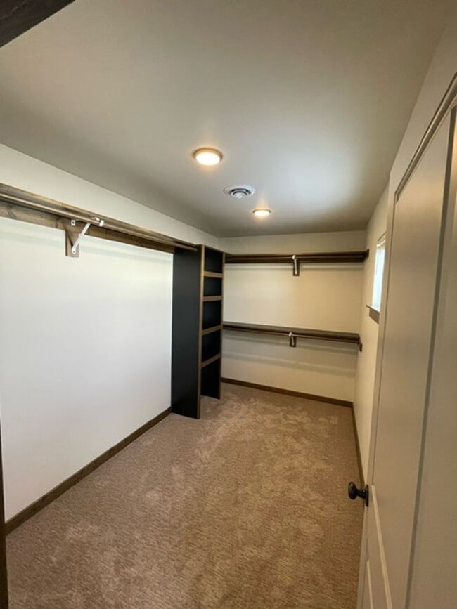 Building Photo - Townhouse - 3 Bedrooms 2 1/2 Bathrooms