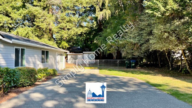 Building Photo - Cute and cozy, newly renovated 3 bedroom tucked inside a charming Tri-plex!
