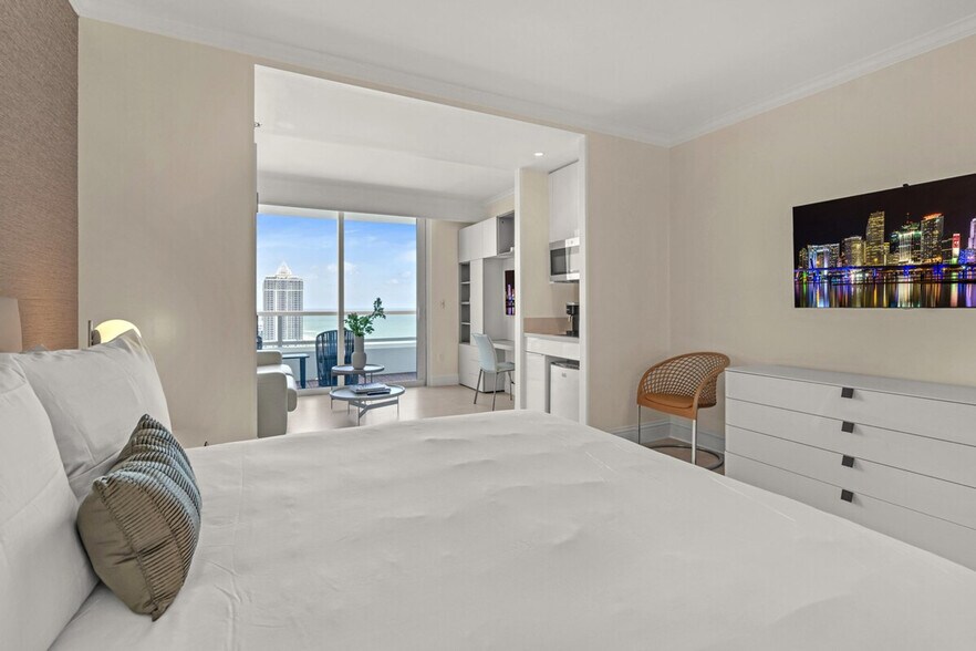 Building Photo - 4385 Collins Ave