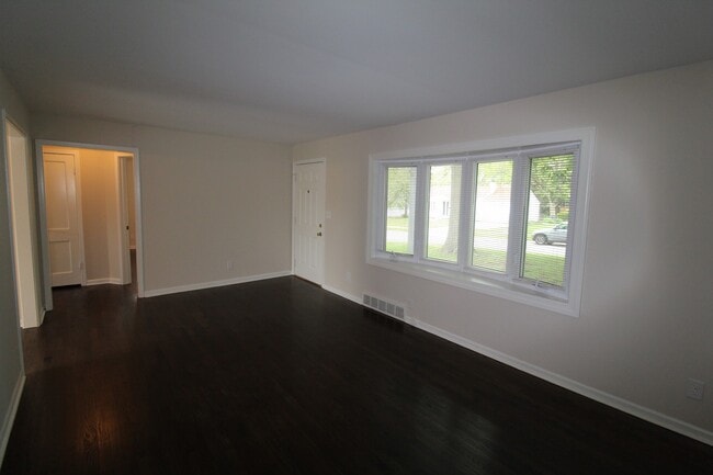 Building Photo - 2 Bedroom 1 Bath House In Overland Park
