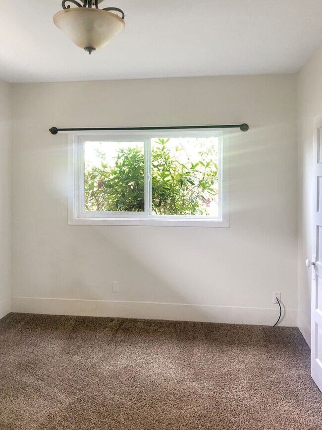 Building Photo - Adorable home, wonderful space and great l...