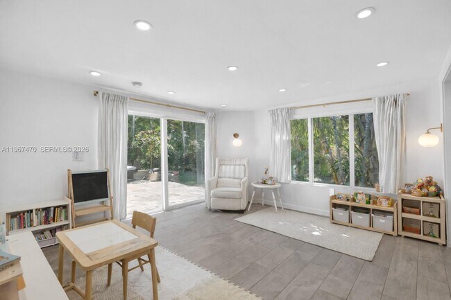 Building Photo - 837 Alberca St