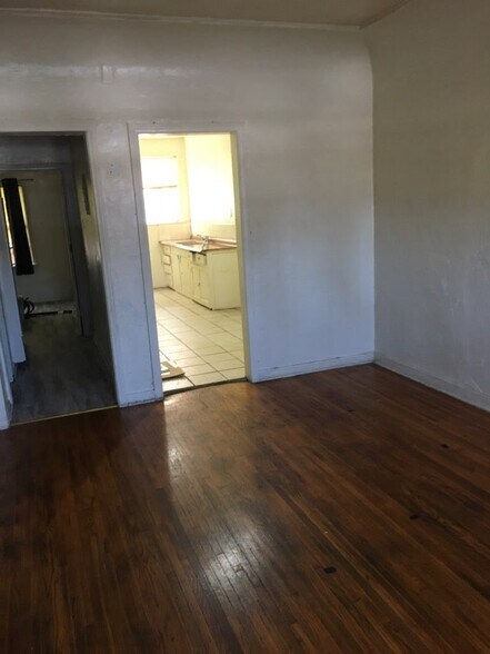 Primary Photo - 2102 W 48th St