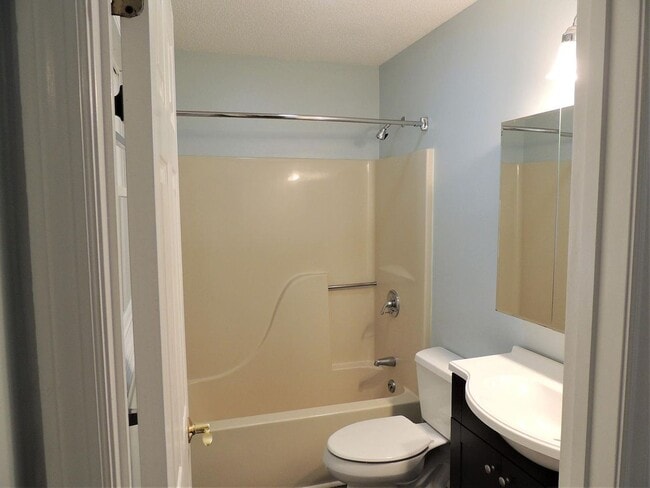 Building Photo - 19 Ashwood Dr