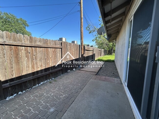 Building Photo - Orangevale 2bd/1ba Duplex with Garage