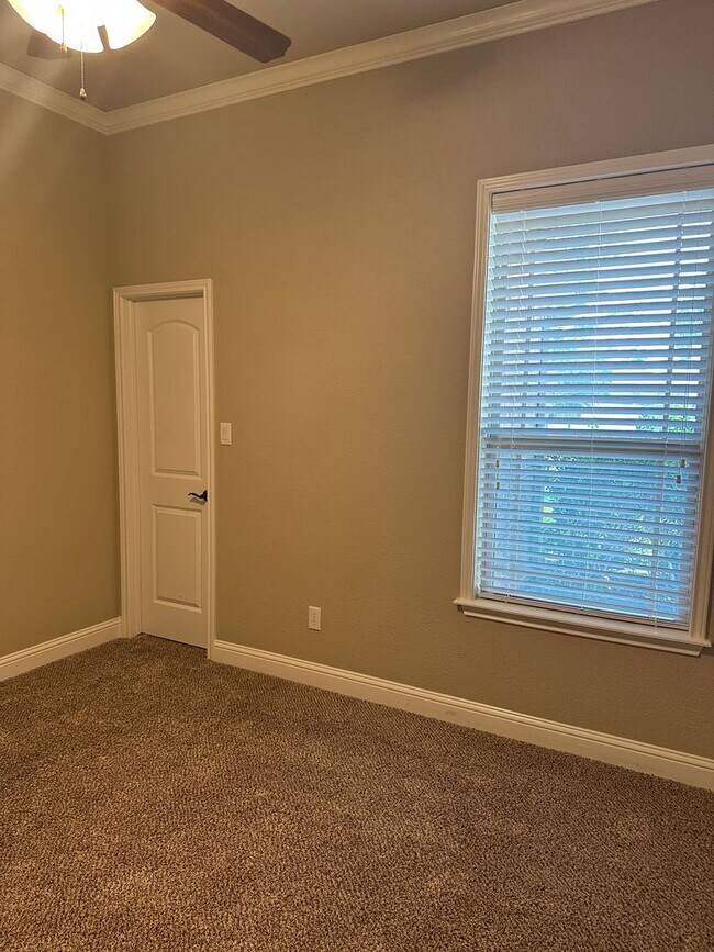 Building Photo - College Station - 4 bedrooms, 2.5 Bathroom...