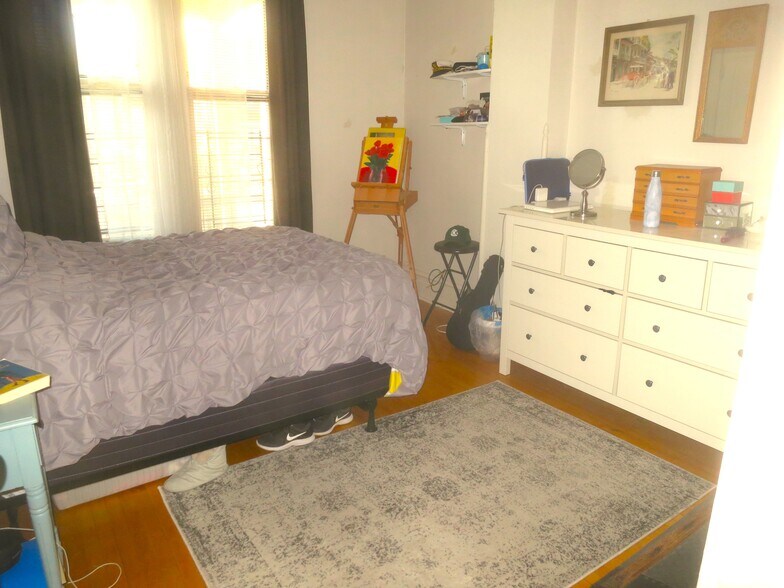 Building Photo - 833 W Newport Ave