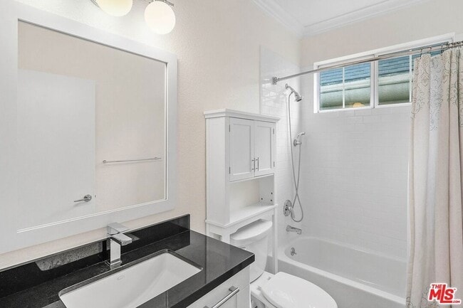 Building Photo - 585 N Rossmore Ave