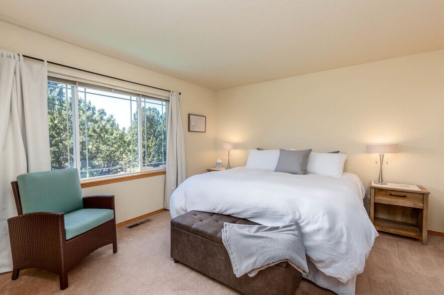 Building Photo - 951 Golden Pheasant Dr