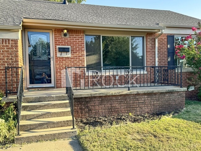 Building Photo - 2 Bedrooms plus Bonus Room near Mayfair Area in NW OKC
