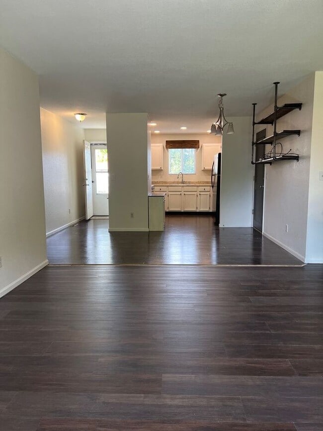 Building Photo - Beautiful 3 bedroom, 2 bath Home with 2 ca...