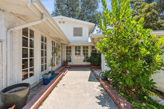 Building Photo - 4950 Dunman Ave