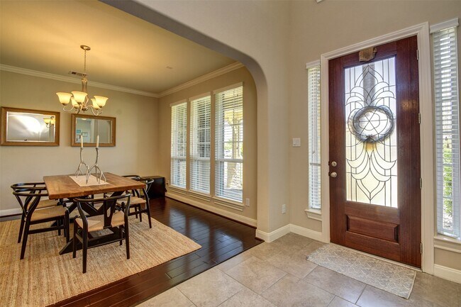 Building Photo - 25710 Oakwood Knoll Dr