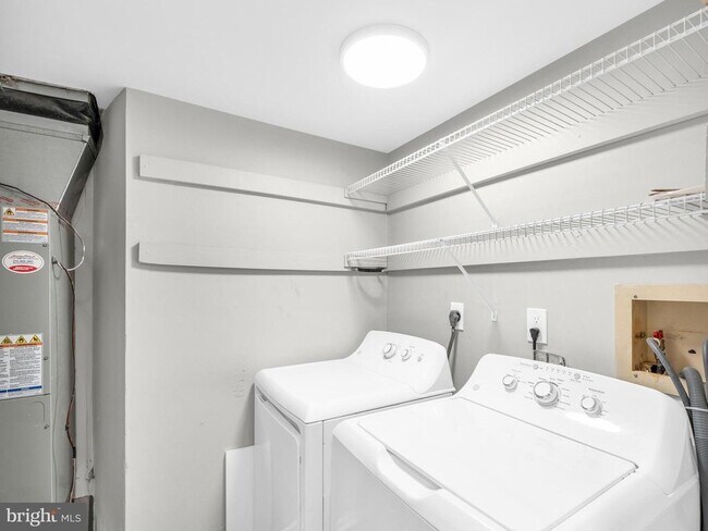 Building Photo - 572A Thrush Ct