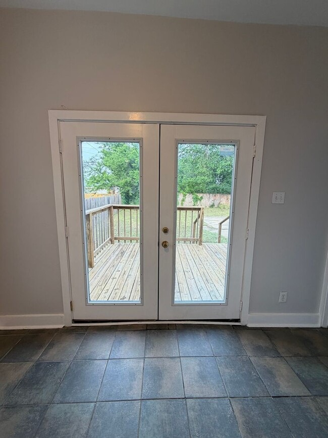 Building Photo - Stylish 2/2 Bungalow with Modern Kitchen & Spacious Backyard