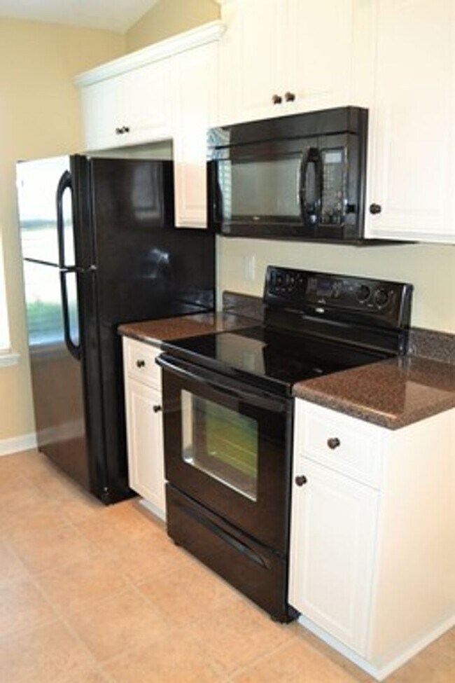 Building Photo - Cute 2 Bedroom Townhouse - Close to Shopping & Restaurants! Near I-20 and Washington Rd