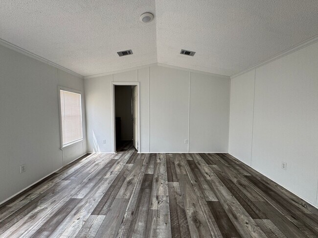 Building Photo - 16206 Wood Dr