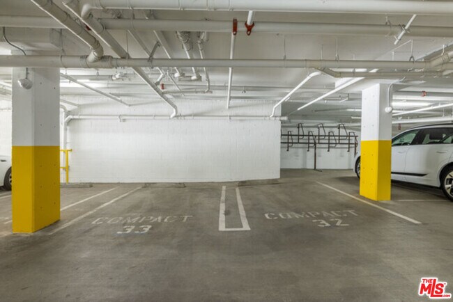 Building Photo - 859 S Lucerne Blvd