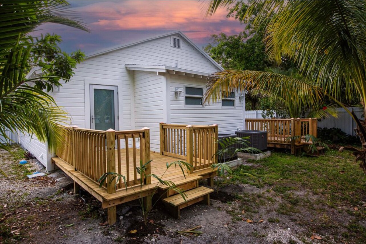 Private Backyard Deck - 3477 Hibiscus St