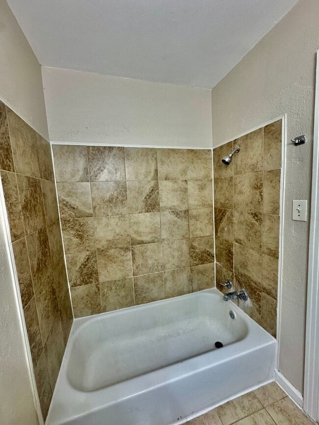 Building Photo - 2 Bedroom / 1 Bath Rental – Southside Neighborhood