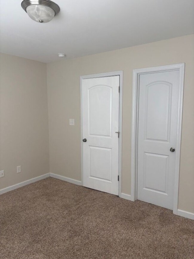 Building Photo - Beautiful 3 bedroom, 2.5 bath home with Bo...