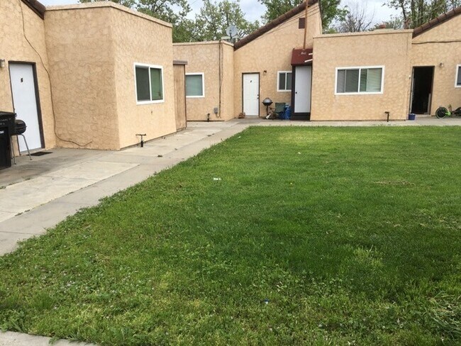 Building Photo - Modesto 2 Bedroom 1 Bathroom Town Home