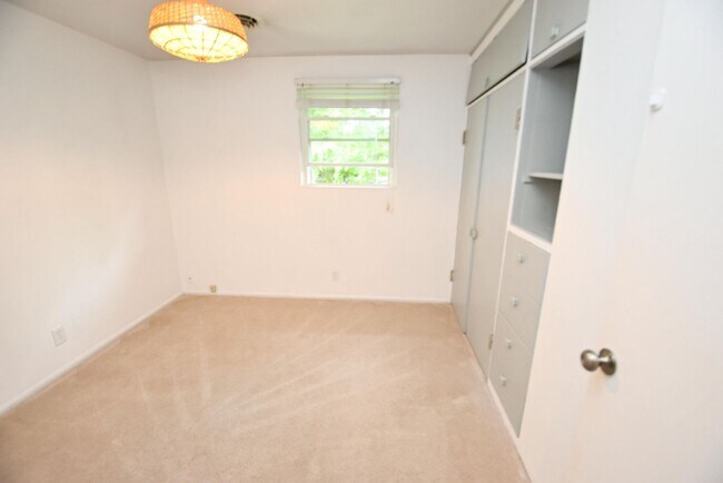 Building Photo - 124 N Holiday Dr