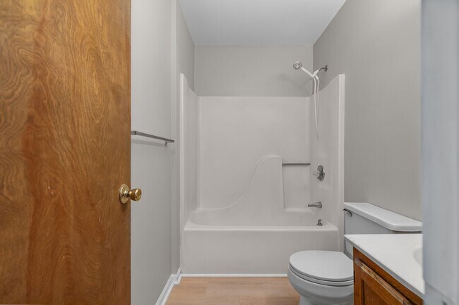 Building Photo - 2 Bedroom 1 Bathroom Duplex